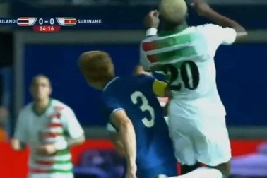 Ngôi sao đội tuyển Thái Lan chơi xấu, khiến đối thủ nằm đau quằn quại