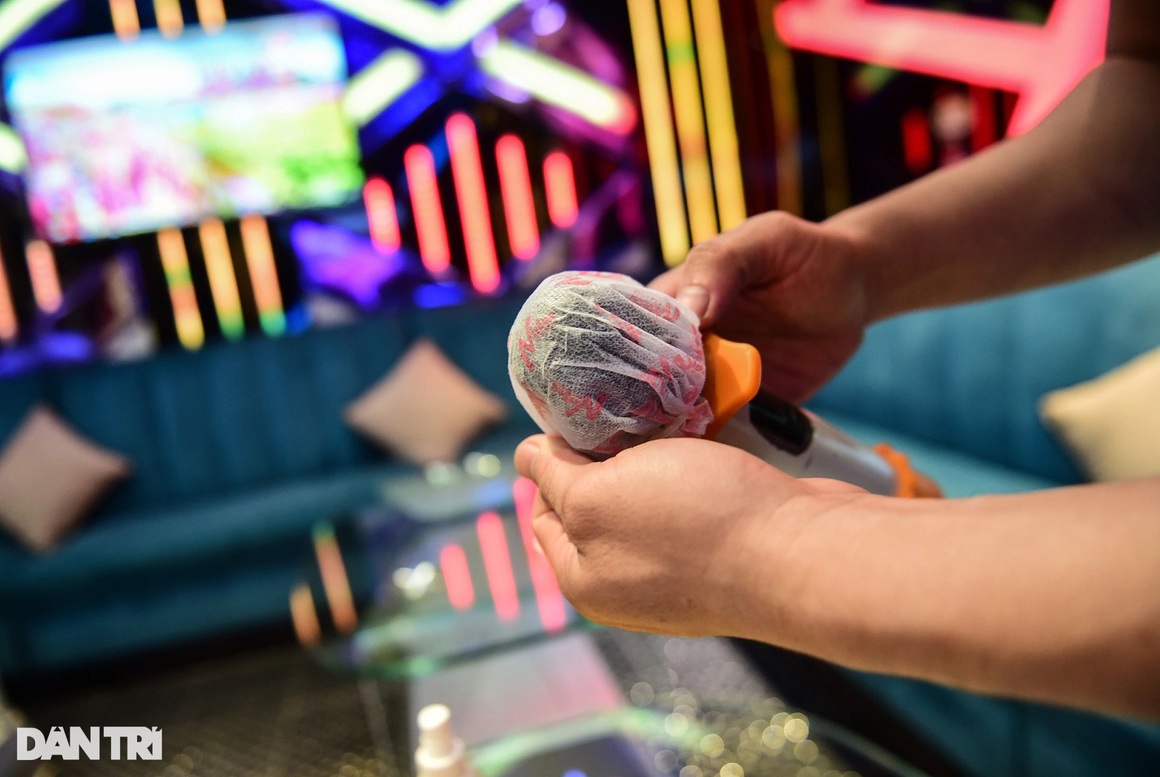Quán karaoke tự làm phòng cách ly, dùng đèn tia cực tím khử khuẩn phòng hát - 8 Quán karaoke tự làm phòng cách ly, dùng đèn tia cực tím khử khuẩn phòng hát - 8