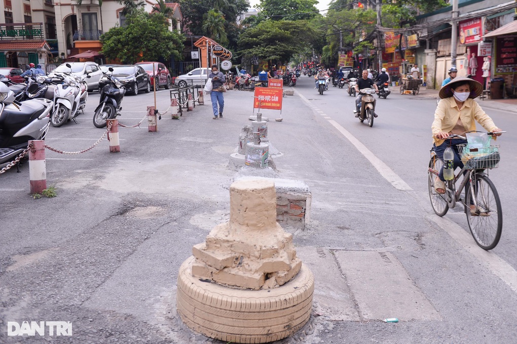 5 trụ bê tông bất ngờ mọc lù lù trước khu chung cư ở Hà Nội - 2