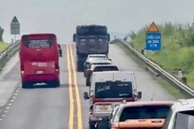 Tài xế xe khách lấn làn và vượt ẩu trên cao tốc bị phạt 5 triệu đồng