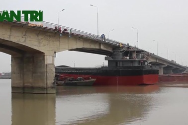 Vụ tàu thủy đâm vỡ dầm cầu: Dùng “đòn gánh tạm” giải cứu tàu mắc kẹt