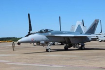 Vì sao Mỹ ngụy trang "ong bắp cày" F/A-18 như "bóng ma bầu trời" Su-57 Nga?