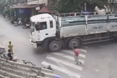 Người phụ nữ lao vào nằm dưới gầm xe tải để... tự sát