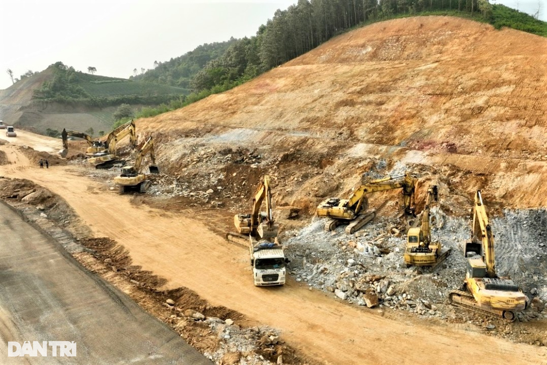 Xẻ 7 quả đồi lấy 1 triệu m3 đất làm tuyến đường Đông - Tây - 6 Xẻ 7 quả đồi lấy 1 triệu m3 đất làm tuyến đường Đông - Tây - 6