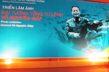 Triển lãm ảnh “Đại tướng Tổng tư lệnh Võ Nguyên Giáp” thu hút người dân