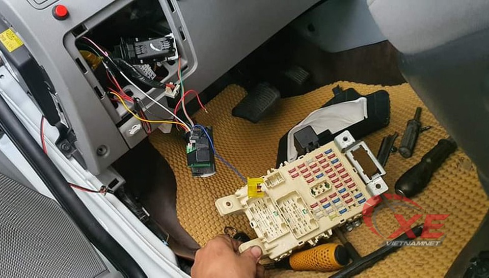 Xe bốc khói nghi ngút vì... lên đời cặp gương - 2 Xe bốc khói nghi ngút vì... lên đời cặp gương - 2