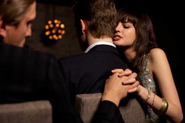 Thấy em hòa nhã tôi tưởng lấy được vợ hiền, ai ngờ rước phải gái lẳng lơ về nhà