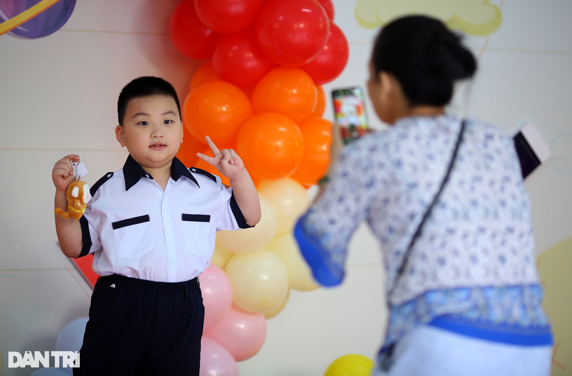 Khoảnh khắc đáng yêu của học sinh lớp 1 ngày đầu tựu trường ở TPHCM - 6 Khoảnh khắc đáng yêu của học sinh lớp 1 ngày đầu tựu trường ở TPHCM - 6