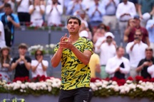 Alcaraz chói sáng, dễ dàng hạ gục Zverev