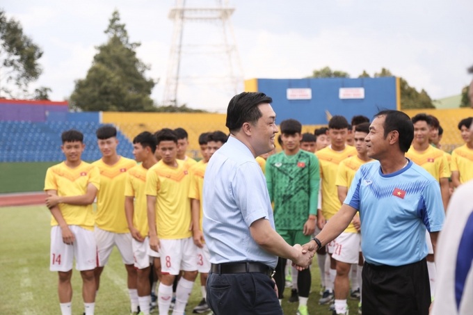 Ông Cao Văn Chóng – Phó Chủ tịch LĐBĐVN, Phó Giám đốc Sở Văn hóa, Thể thao và Du lịch tỉnh Bình Dương thăm, hỏi huấn luyện viên Đinh Thế Nam.