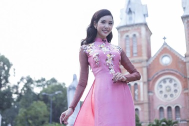 Á hậu Thúy Vân đắt show MC