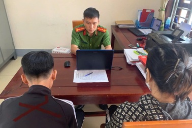 Khởi tố nam sinh lớp 11 ép người khác ăn đất, nuốt khói thuốc