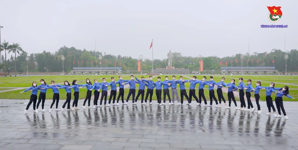 Tuổi trẻ Nghệ An đồng diễn ấn tượng màn “đánh giặc corona” - 4 Tuổi trẻ Nghệ An đồng diễn ấn tượng màn “đánh giặc corona” - 4