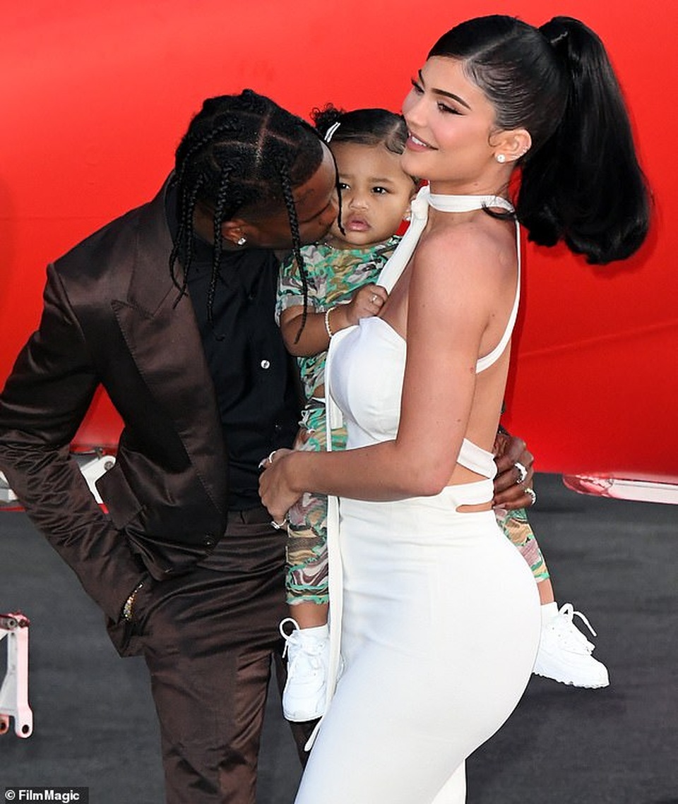 Con gái Kylie Jenner tết tóc rất đáng yêu - 3 Con gái Kylie Jenner tết tóc rất đáng yêu - 3