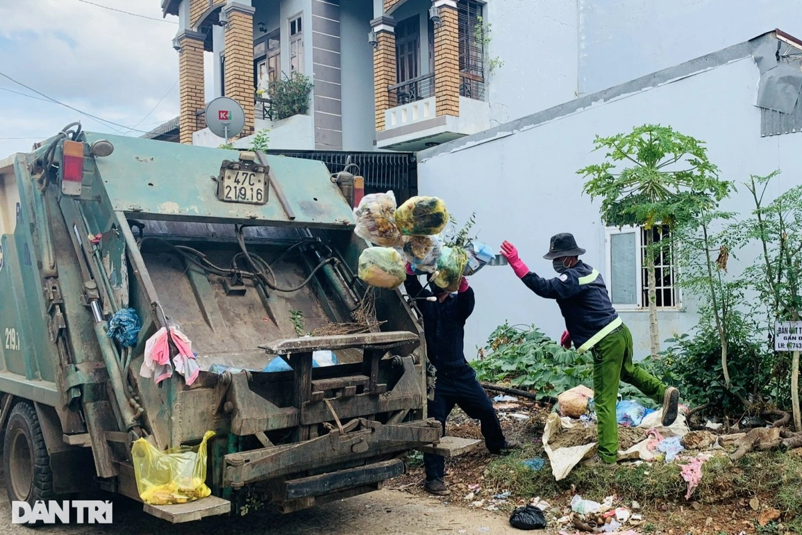 Công nhân vệ sinh toát mồ hôi thu gom rác thải của F0 - 3 Công nhân vệ sinh toát mồ hôi thu gom rác thải của F0 - 3