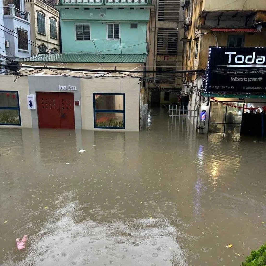Ein Café in Hanoi wurde erst vor einem Monat eröffnet und musste dreimal vor Überschwemmungen fliehen - 1 Quán cà phê ở Hà Nội mới khai trương 1 tháng, 3 lần phải chạy lụt - 1