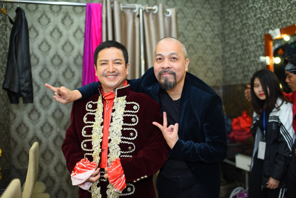NTK Đức Hùng tiết lộ Tự Long “dỗi hờn”, Xuân Hinh lo lắng khi đóng Gặp nhau cuối năm - 15 NTK Đức Hùng tiết lộ Tự Long “dỗi hờn”, Xuân Hinh lo lắng khi đóng Gặp nhau cuối năm - 15