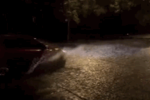 Lái xe qua chỗ ngập - Đừng làm người tiên phong dũng cảm!