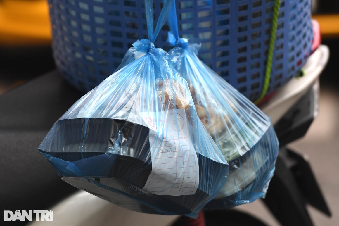 Người dân Hà Nội xách cặp lồng xếp hàng mua phở ở vùng xanh - 12 Người dân Hà Nội xách cặp lồng xếp hàng mua phở ở vùng xanh - 12