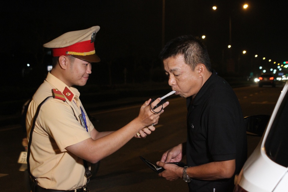 Vợ thay chồng cầm lái sau bữa tiệc liên hoan cuối năm - 1