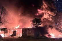 Hà Nội: Lều tạm chứa lốp xe cũ bốc cháy ngùn ngụt trong đêm