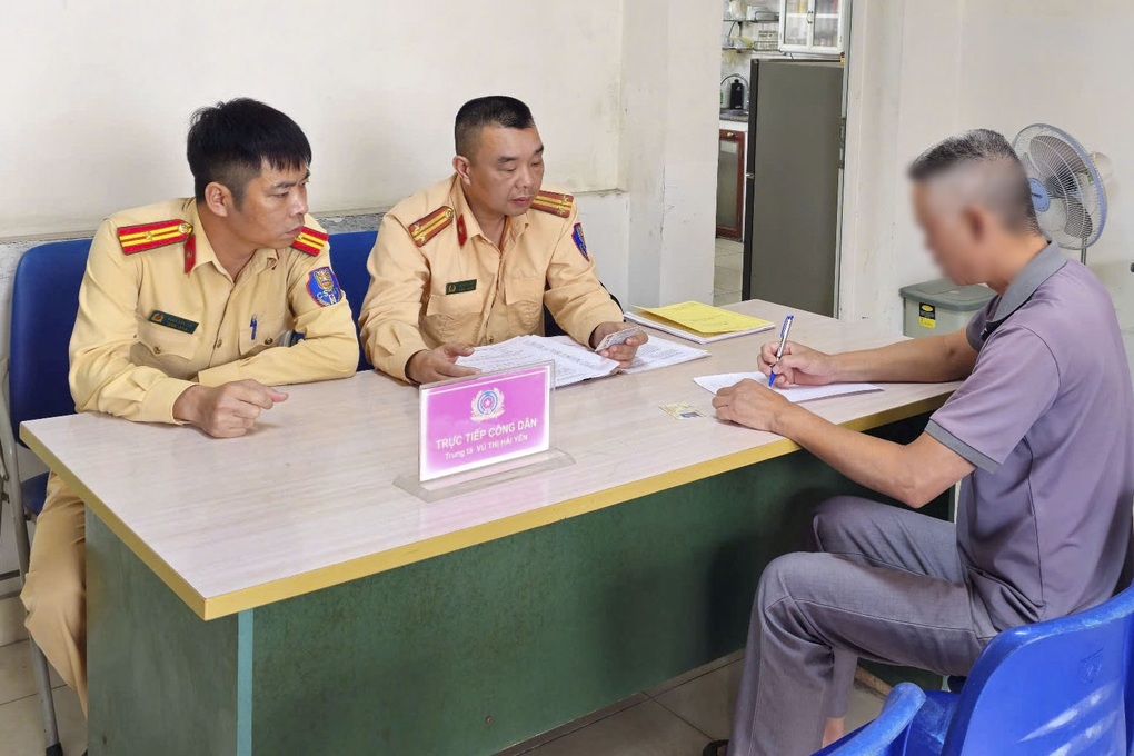 Tài xế bị phạt 11 triệu vì điều khiển ô tô vượt đèn đỏ, làm hỏng cần chắn - 1 Tài xế bị phạt 11 triệu vì điều khiển ô tô vượt đèn đỏ, làm hỏng cần chắn - 1