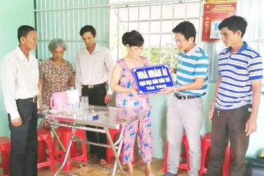 Bạn đọc Dân trí tặng ngôi nhà mơ ước cho "gia đình bệnh "hiểm" chờ tử thần khiêng đi"