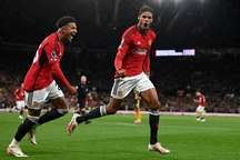 Varane lập công, Man Utd may mắn hạ Wolves