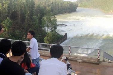 Hai nữ sinh chết đuối khi đi thăm thầy cô về