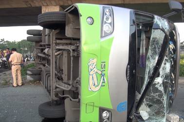 Đập cửa giải cứu 7 người la hét trong chiếc xe lật