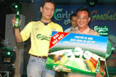 Carlsberg trao vé cho khách hàng đi Anh