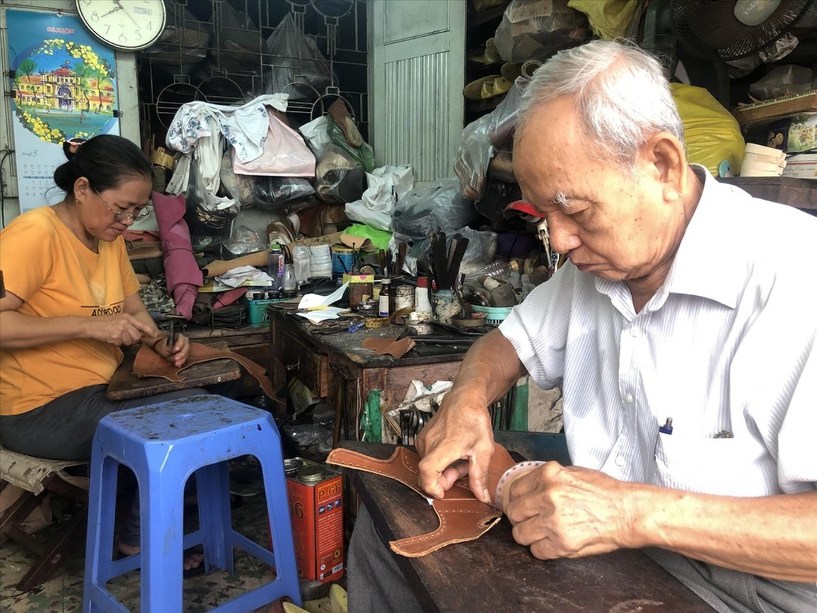 Lão nghệ nhân và tuyệt đỉnh giày độc bản - 1 Lão nghệ nhân và tuyệt đỉnh giày độc bản - 1