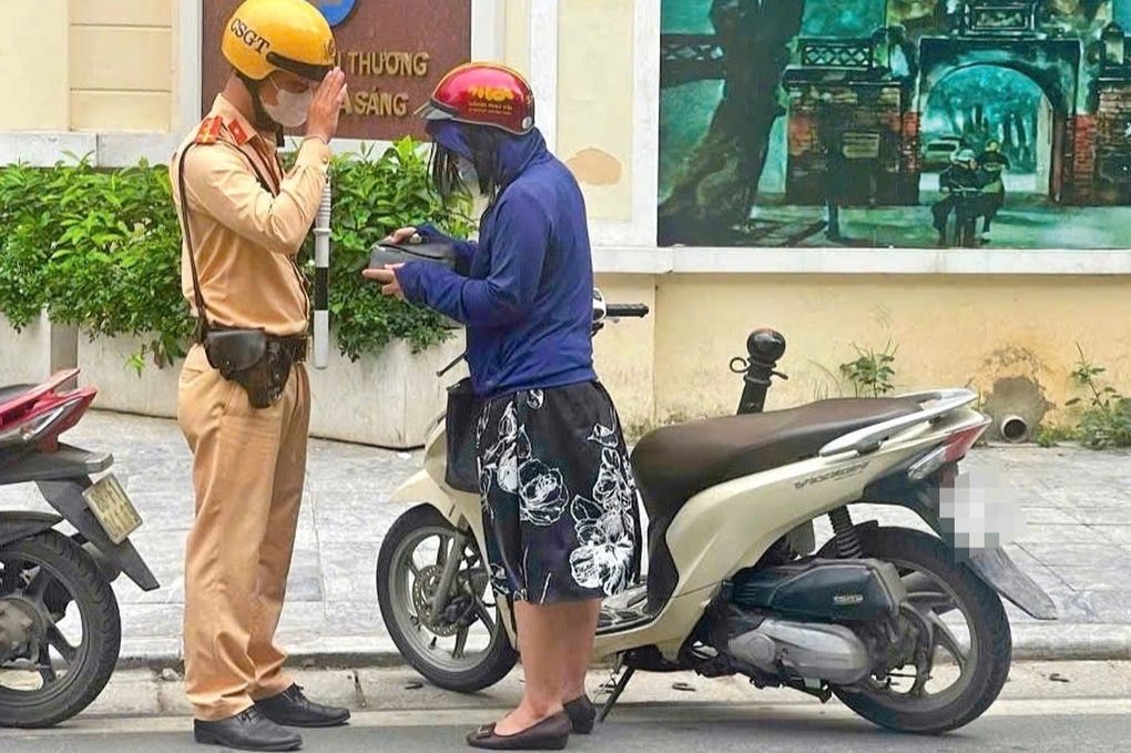 Đi ngược chiều vì ngại vòng xa, 21 người bị phạt tiền - 2 Đi ngược chiều vì ngại vòng xa, 21 người bị phạt tiền - 2