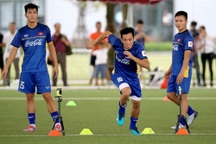 Văn Quyết và Công Phượng, ai hơn ai trong chiếc áo số 10?