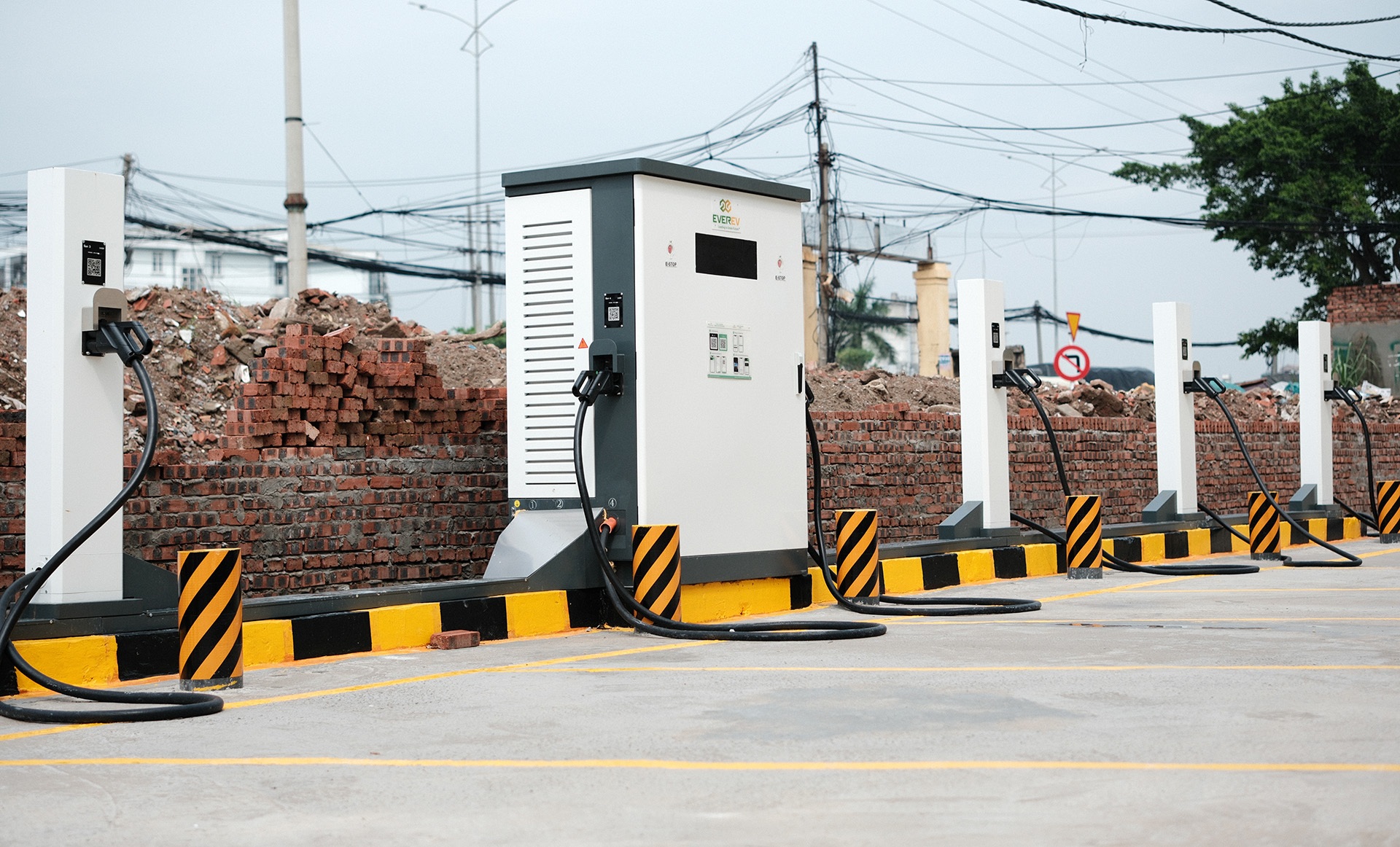 EverSolar សហការក្នុងអាជីវកម្មស្ថានីយសាកថ្មយីហោ V-GREEN - ១ EverSolar hợp tác kinh doanh trạm sạc nhượng quyền V-GREEN - 1