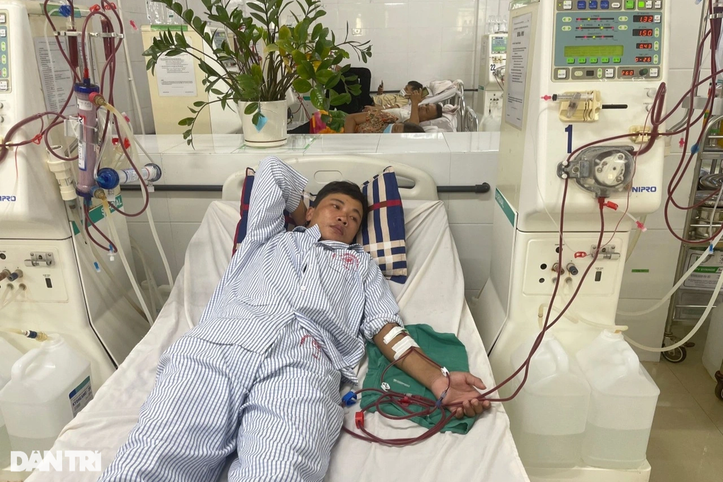 Hai đứa trẻ sống lay lắt bên bà nội khuyết tật mắt, bố bạo bệnh - 2 Hai đứa trẻ sống lay lắt bên bà nội khuyết tật mắt, bố bạo bệnh - 2