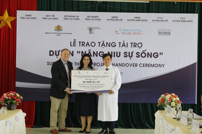 Bà Đại sứ Marinela Petkova và Ông Rad Kivette trao bảng tài trợ tượng trưng cho đại diện TTYT huyện Nậm Nhùn.