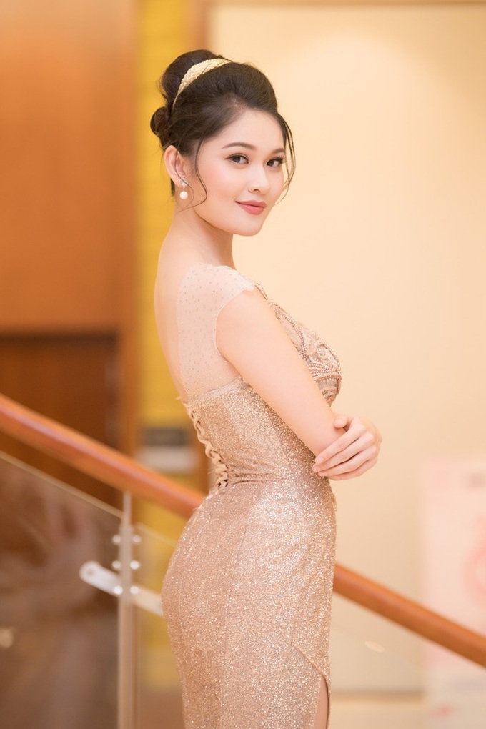 Á hậu Thùy Dung