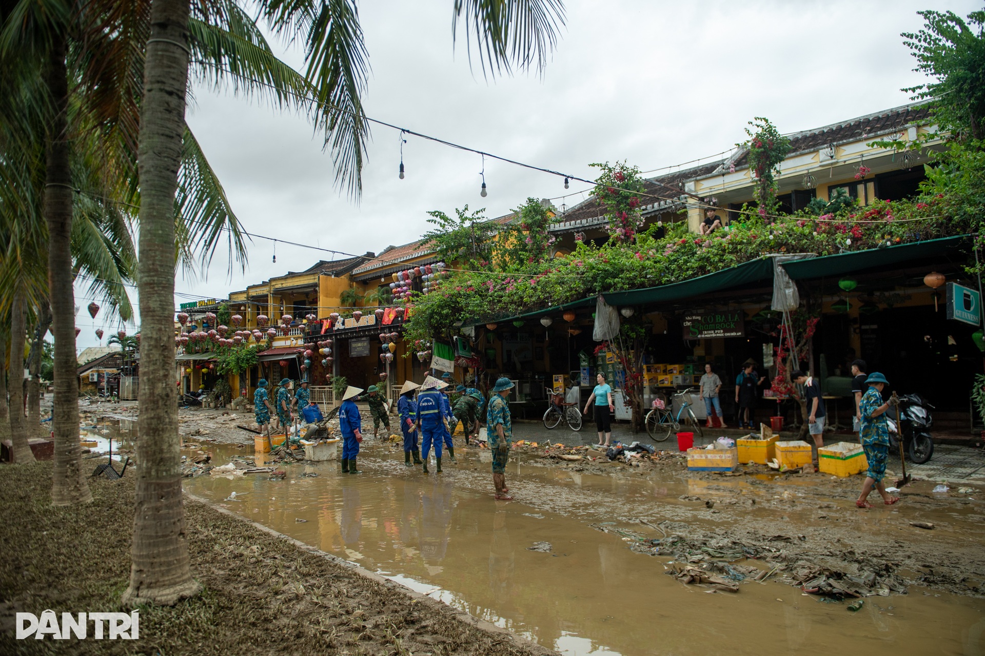 Hội An vẫn phủ kín bùn đất sau lũ, bộ đội căng mình dọn sạch - 2 Hội An vẫn phủ kín bùn đất sau lũ, bộ đội căng mình dọn sạch - 2