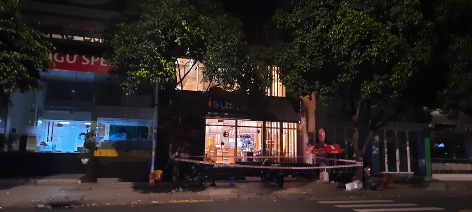 Mắc màn, ngủ vỉa hè canh Covid-19 - 1 Mắc màn, ngủ vỉa hè canh Covid-19 - 1