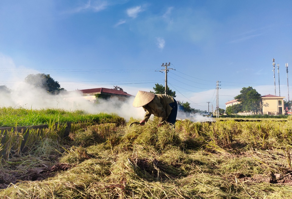 Hà Nội lại vào mùa đốt rơm, ngột ngạt đến tắc thở vì khói bụi - 3 Hà Nội lại vào mùa đốt rơm, ngột ngạt đến tắc thở vì khói bụi - 3