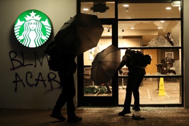 Người biểu tình đốt cờ, tuần hành trong đêm bầu cử Mỹ