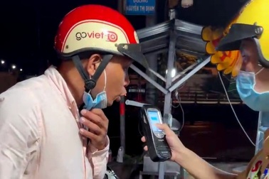 Người vi phạm nồng độ cồn, ném đá khiến CSGT bị thương đã ra đầu thú