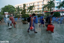 Người dân xóm trọ nghèo được về khách sạn ở miễn phí để tránh dịch