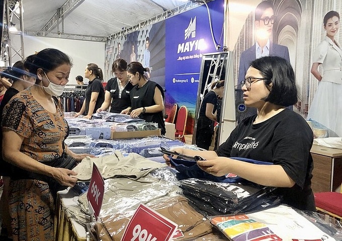 Nhiều mặt hàng thời trang có mức giá khuyến mại sâu được người tiêu dùng lựa chọn.