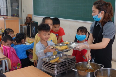 Nước sông Đà nhiễm dầu: Nhiều trường dùng nước đóng bình để nấu bán trú