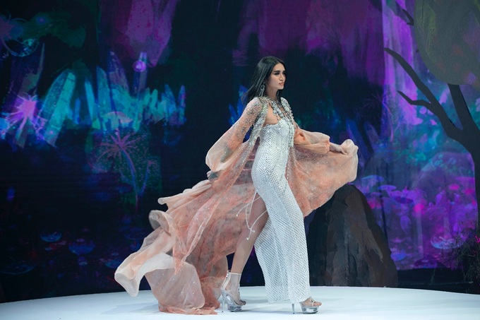 Võ Hoàng Yến catwalk với váy 30 kg - Ảnh 6. Võ Hoàng Yến catwalk với váy 30 kg - Ảnh 6.