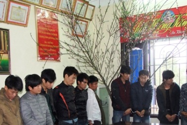 Bắt giữ 17 đối tượng đang tổ chức đánh bạc trong nhà hoang