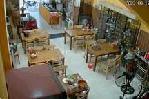 Kẻ gian trộm điện thoại của nhân viên quán canh cua ở TPHCM