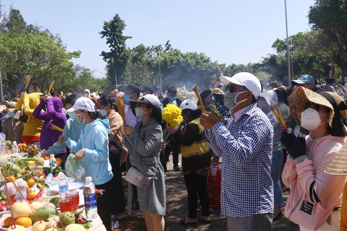 Hàng ngàn người đội nắng đổ về xứ Công tử Bạc Liêu vía Bà đầu năm - 4 Hàng ngàn người đội nắng đổ về xứ Công tử Bạc Liêu vía Bà đầu năm - 4